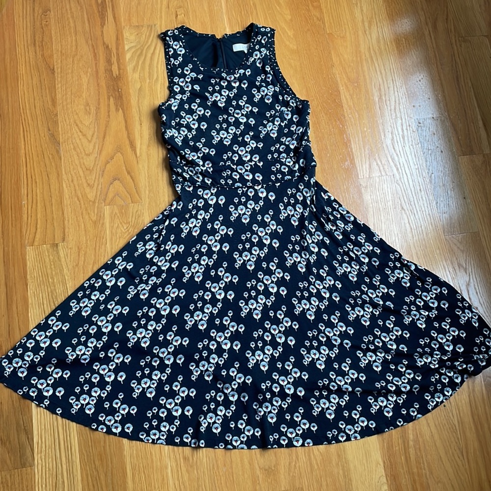 Casual and comfortable LOFT dress. Good condition.